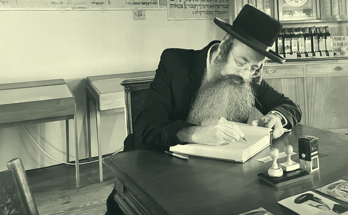Rabbi Yossef Nechemiah Kwadrat writing in the Shach Synagogue, Holešov